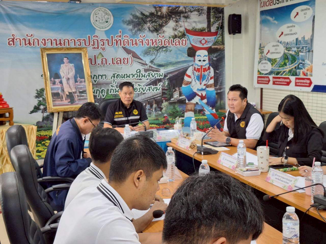 title - ผู้ตรวจราชการ ส.ป.ก. ลงพื้นที่จังหวัดเลย ประชุมติดตามความก้าวหน้าผลการดำเนินงาน พร้อมตรวจเยี่ยมให้กำลังใจเกษตรกรชาวสวนไม้ผล 